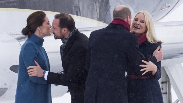 Kate Middleton saluda a Haakon de Noruega y el Príncipe Guillermo saluda a Mette-Marit de Noruega