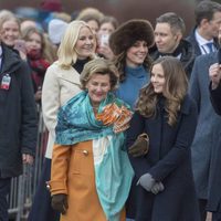 La Reina Sonia, la Princesa Ingrid Alexandra y Haakon y Mette-Marit de Noruega con los Duques de Cambridge