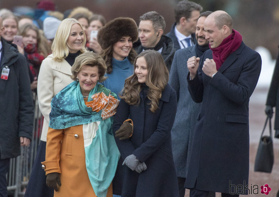 La Reina Sonia, la Princesa Ingrid Alexandra y Haakon y Mette-Marit de Noruega con los Duques de Cambridge