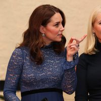 Kate Middleton hablando con Mette-Marit de Noruega durante su visita oficial a Noruega