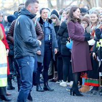 Kate Middleton charla con unos ciudadanos en su visita al colegio donde se graba la serie 'Skam'