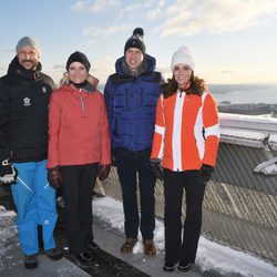 Los Duques de Cambridge y los Príncipes Haakon y Mette-Marit en una pista de esquí en Noruega