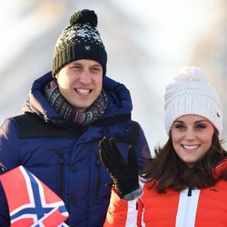 Los Duques de Cambridge durante su visita a una pista de esquí en Noruega