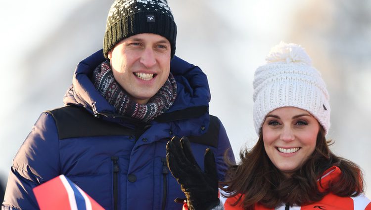 Los Duques de Cambridge durante su visita a una pista de esquí en Noruega