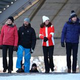 Los Duques de Cambridge y los Príncipes Haakon y Mette-Marit pasean por la pista de esquí en Noruega