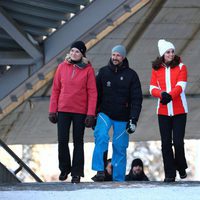 Los Duques de Cambridge y los Príncipes Haakon y Mette-Marit pasean por la pista de esquí en Noruega