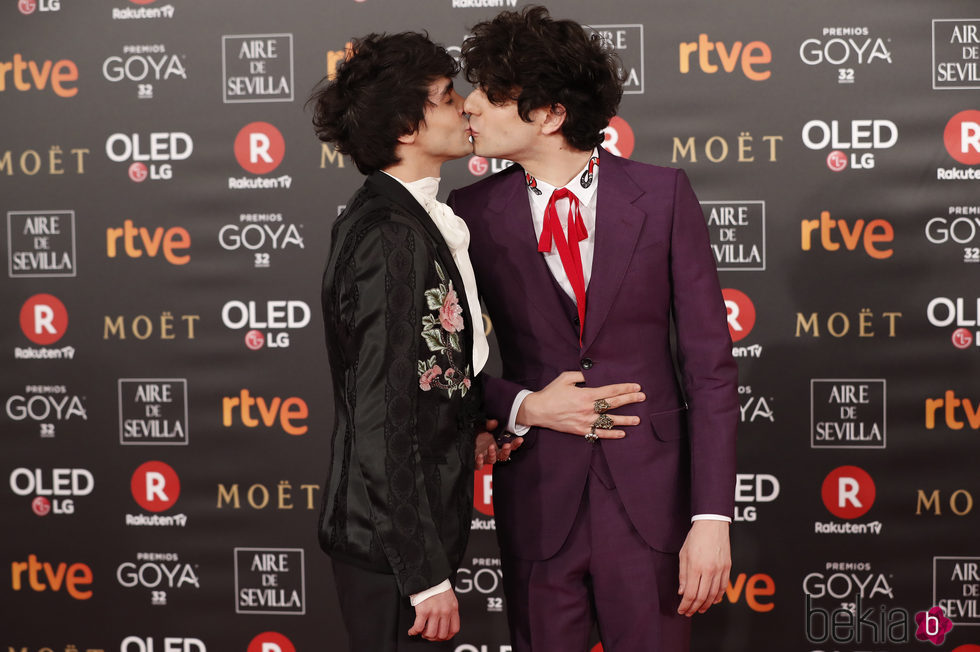 El beso de Javier Calvo y Javier Ambrossi en la alfombra roja de los Premios Goya 2018