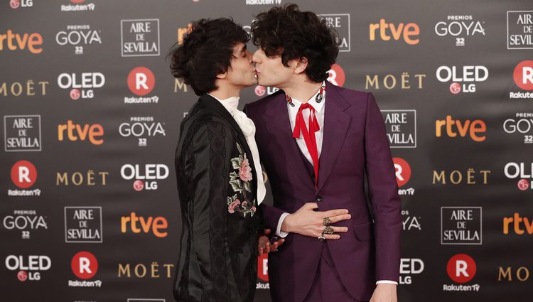 El beso de Javier Calvo y Javier Ambrossi en la alfombra roja de los Premios Goya 2018