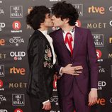 El beso de Javier Calvo y Javier Ambrossi en la alfombra roja de los Premios Goya 2018