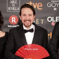 Pablo Iglesias posa con el abanico reivindicativo en la alfombra roja de los Premios Goya 2018