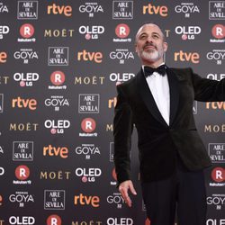 Javier Gutiérrez posando con su galarón en los Premios Goya 2018