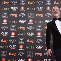 Javier Gutiérrez posando con su galarón en los Premios Goya 2018