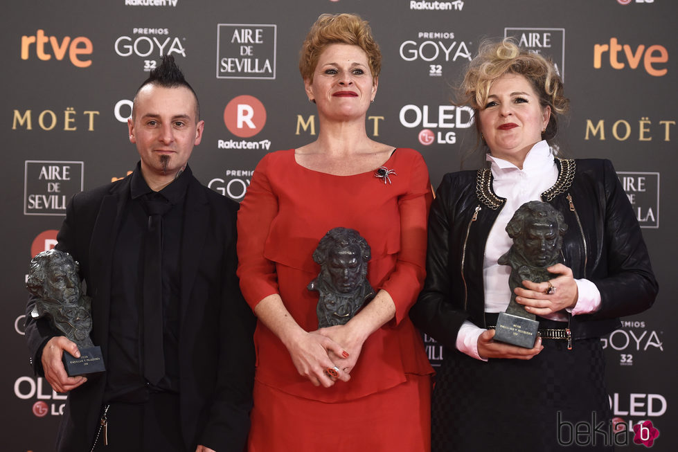 Ainhoa Eskisabel ,Olga Cruz and Gorka Aguirre Frias posando con su galardón en los Premios Goya 2018