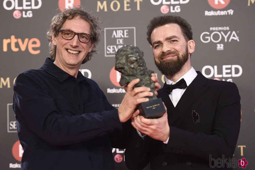 Laurent Dufreche y Raul López posando con su galardón en los Premios Goya 2018