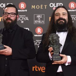 Jon Serrano y David Heras posan con su galardón en los Premios Goya 2018