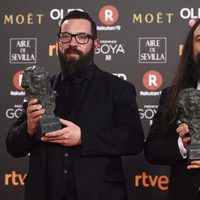 Jon Serrano y David Heras posan con su galardón en los Premios Goya 2018