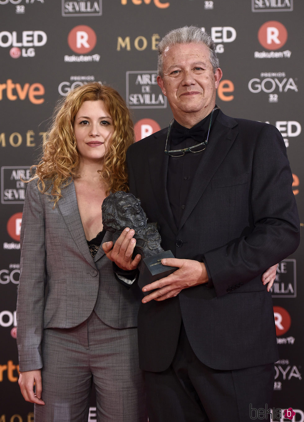 Laura Ferres posando con su galardón en los Premios Goya 2018