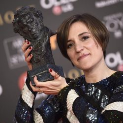 Carla Simon posa junto a su galardón en los Premios Goya 2018