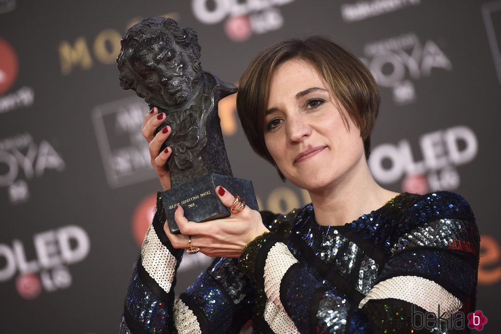 Carla Simon posa junto a su galardón en los Premios Goya 2018