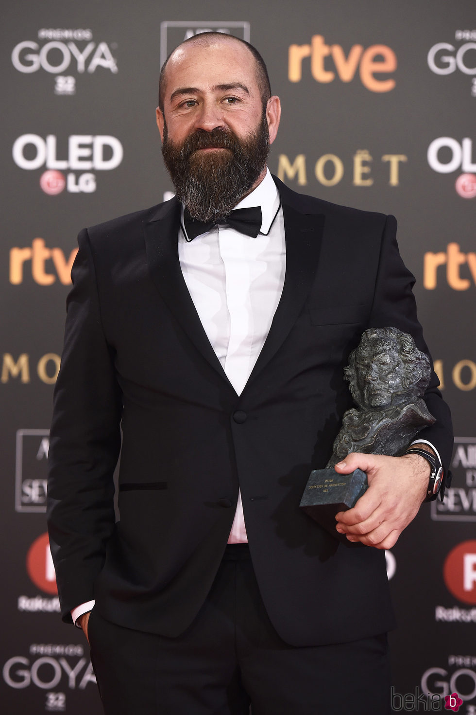 Andres Sistiaga posando junto a su galardón en los Premios Goya 2018