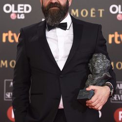 Andres Sistiaga posando junto a su galardón en los Premios Goya 2018