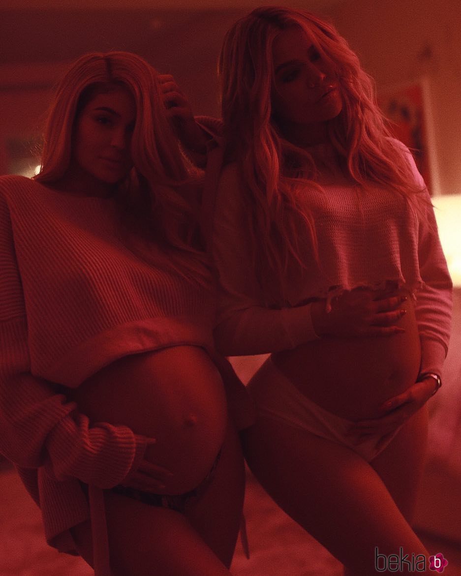 Kylie Jenner y Khloe Kardashian luciendo embarazo