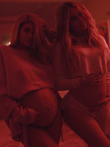 Kylie Jenner y Khloe Kardashian luciendo embarazo