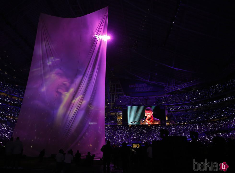 Justin Timberlake con el holograma de Prince en la Super Bowl 2018