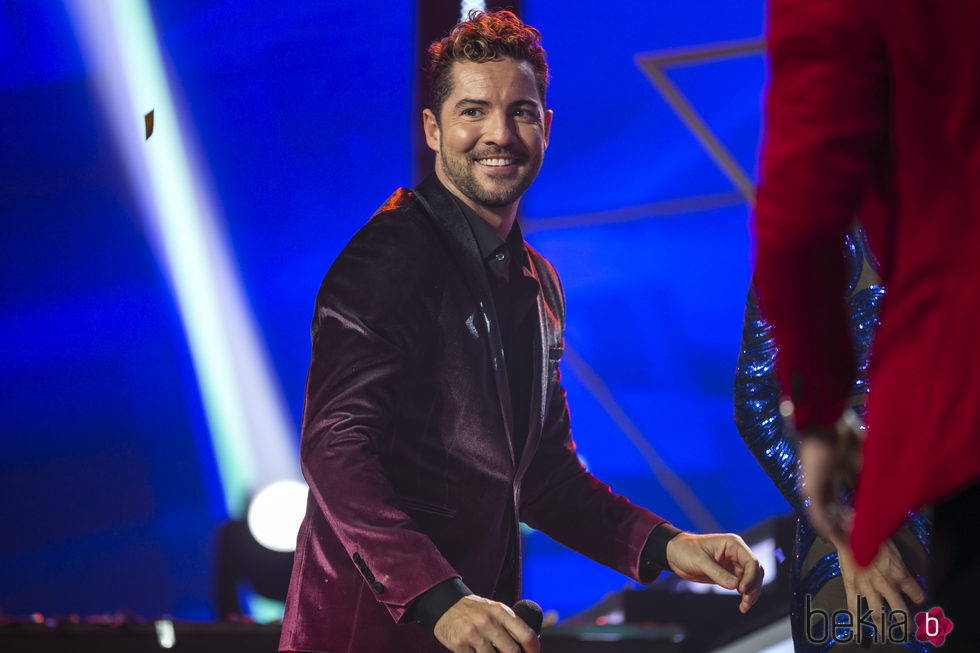 David Bisbal saluda al final de la gala de 'OT 2017' donde no pudo cantar