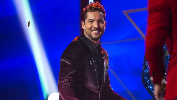 David Bisbal saluda al final de la gala de 'OT 2017' donde no pudo cantar