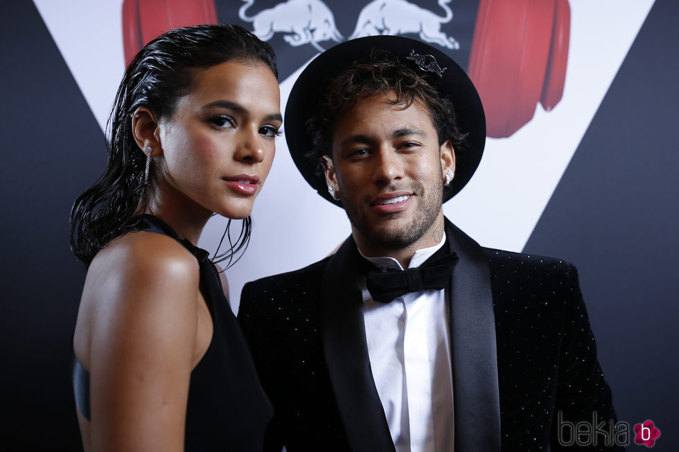 Neymar y su novia Bruna Marquezine en su fiesta de cumpleaños