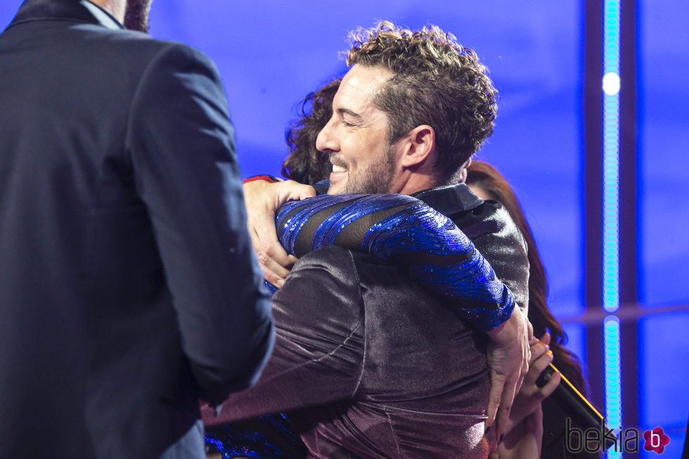 David Bisbal y Rosa López se abrazan en la gala final de 'OT 2017'