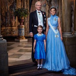 Foto oficial del Rey Carlos Gustavo, Victoria de Suecia y la Princesa Estela por el 200 aniversario de la dinastía Bernardotte