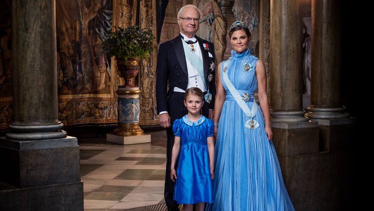 Foto oficial del Rey Carlos Gustavo, Victoria de Suecia y la Princesa Estela por el 200 aniversario de la dinastía Bernardotte