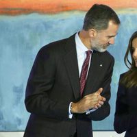 Los Reyes Felipe y Letizia, muy cómplices en la entrega de las Medallas de Oro al Mérito en las Bellas Artes 2016