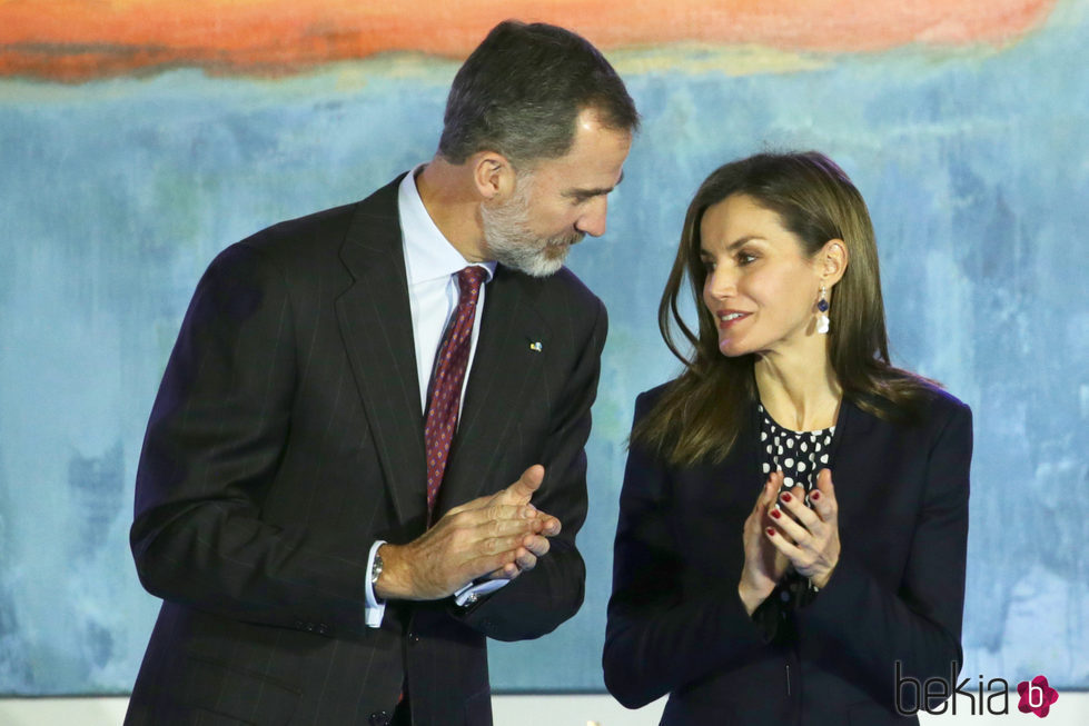 Los Reyes Felipe y Letizia, muy cómplices en la entrega de las Medallas de Oro al Mérito en las Bellas Artes 2016