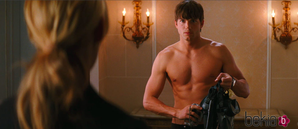 Ashton Kutcher con el torso desnudo en 'Killers'