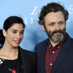 Sarah Silverman y Michael Sheen en una presentación