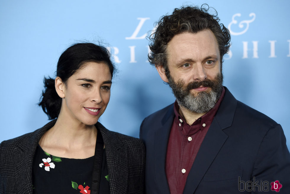 Sarah Silverman y Michael Sheen en una presentación