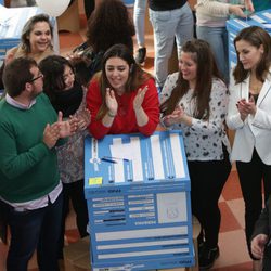 La Reina Letizia con unos jóvenes del Dream BIG Challenge en Mérida