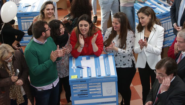 La Reina Letizia con unos jóvenes del Dream BIG Challenge en Mérida