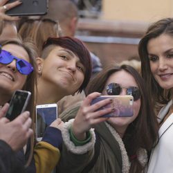 La Reina Letizia haciéndose selfies con unas chicas