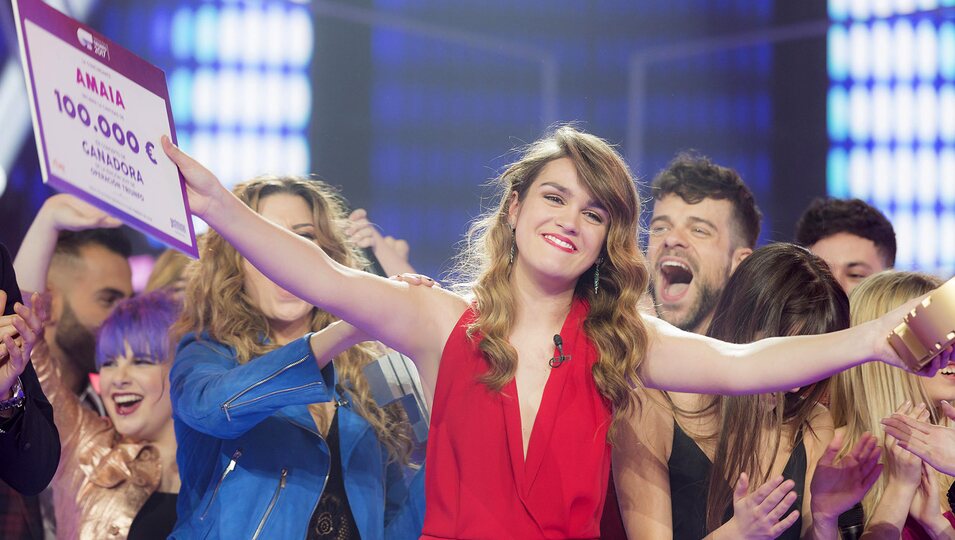 Amaia sonriente posando como ganadora de 'OT 2017'