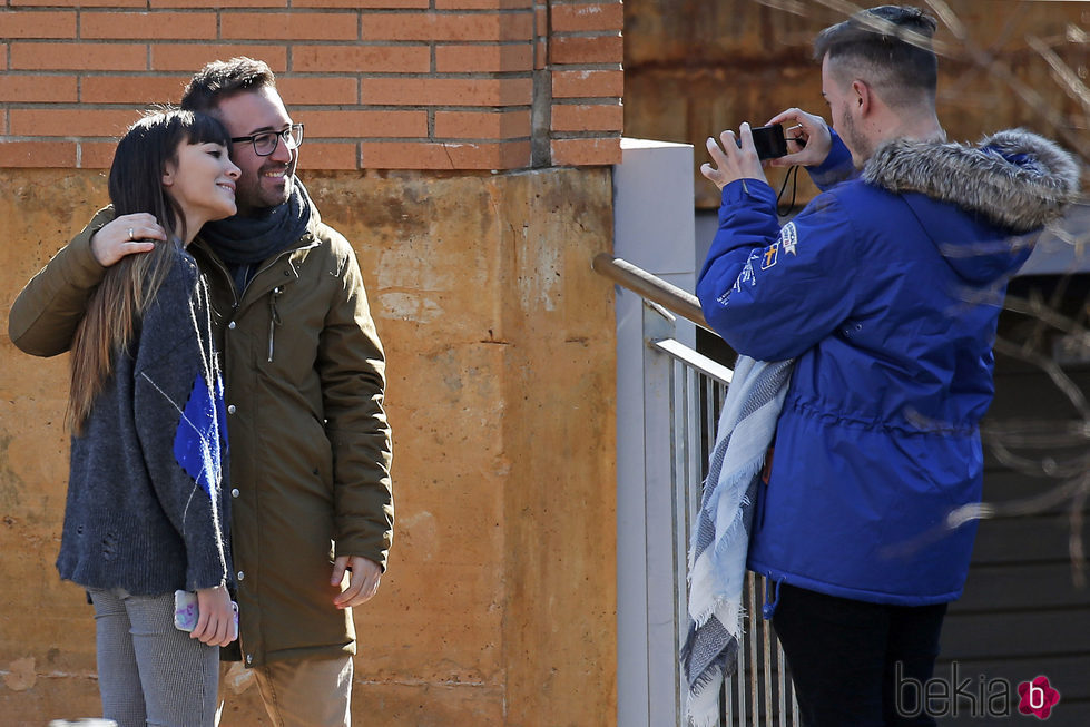 Aitana ('OT 2017') posa con unos fans en la puerta de su casa