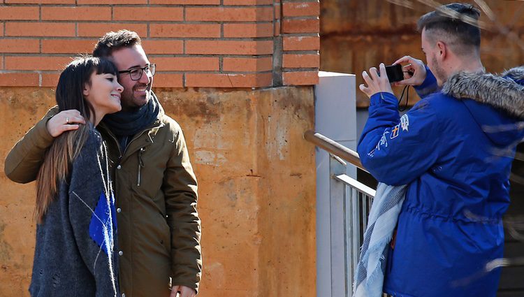 Aitana ('OT 2017') posa con unos fans en la puerta de su casa