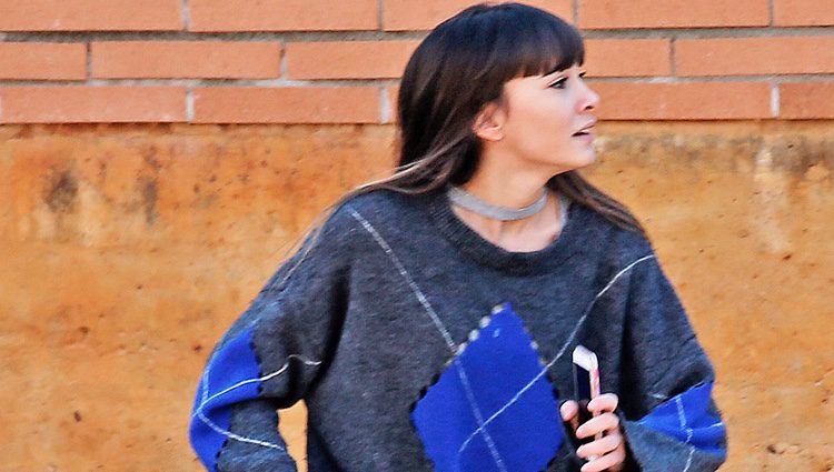 Aitana ('OT 2017') corre hacia sus fans en la puerta de su casa