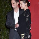 Evan Spiegel tocando la barriguita de Miranda Kerr en el photocall de Jasper Johns