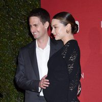 Evan Spiegel tocando la barriguita de Miranda Kerr en el photocall de Jasper Johns