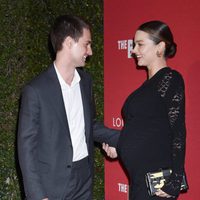 Evan Spiegel, muy cómplice con Miranda Kerr en el photocall de Jasper Johns