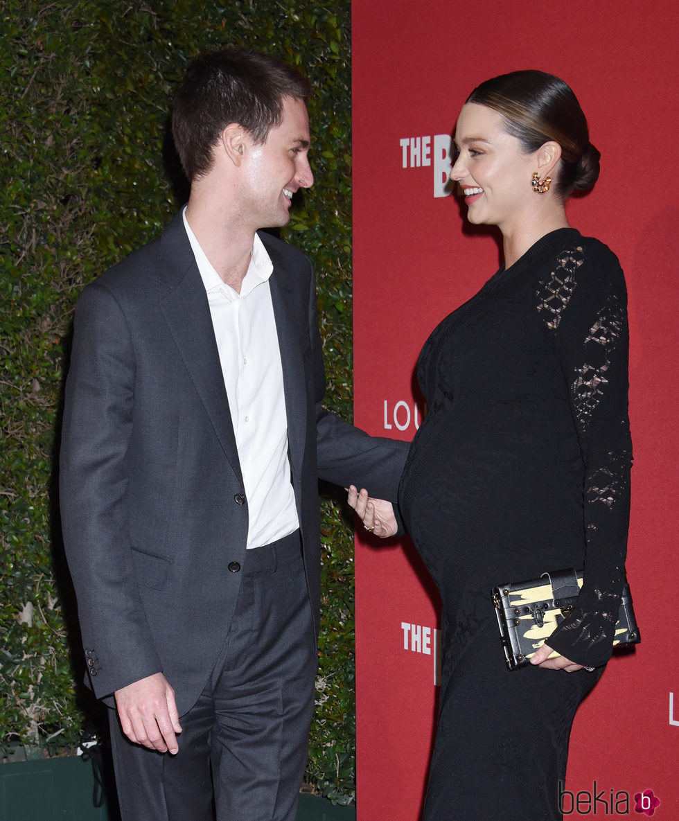 Evan Spiegel, muy cómplice con Miranda Kerr en el photocall de Jasper Johns